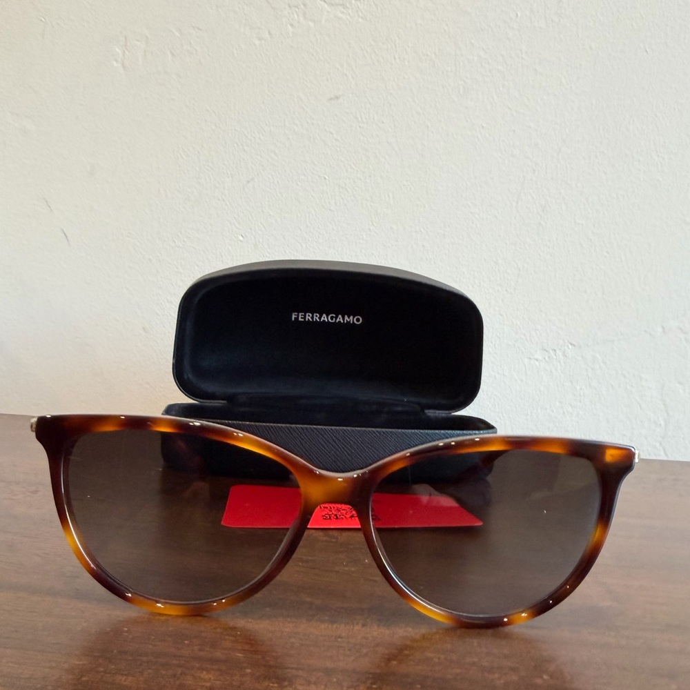 ❤️NWT❤️ Ferragamo Sunglasses cat Eye Tortoise with Gold Hardware